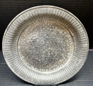 Assiette de présentation en métal argenté texturé avec motif grainé, design rond élégant pour mariage, banquet, fête et décoration de table à domicile - Product Image 1
