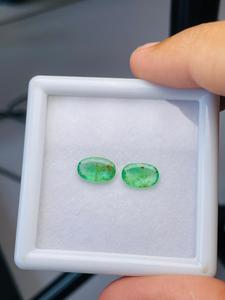 Paire d'émeraudes naturelles de Zambie, taille ovale, 2,02 carats, qualité AAA, belle couleur, coupe et polissage parfaits pour la création de bijoux. - Product Image 5