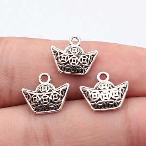 Amuleto <span class=keywords><strong>de</strong></span> Lingote Relleno <span class=keywords><strong>de</strong></span> Monedas 14x12mm <span class=keywords><strong>de</strong></span> Aleación <span class=keywords><strong>de</strong></span> Zinc Plateado Antiguo para Joyería <span class=keywords><strong>de</strong></span> Año Nuevo Lunar - Product Image 1