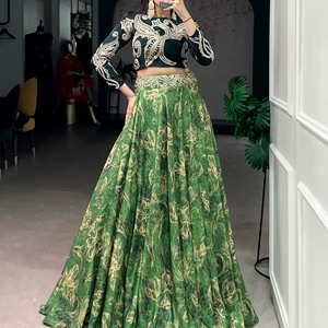 ชุดเลเฮนกาผ้าไหมปักเลื่อมสีเขียวสวยงามพร้อมเสื้อครอปท็อปสำหรับงานเมเฮนดี - Product Image 1