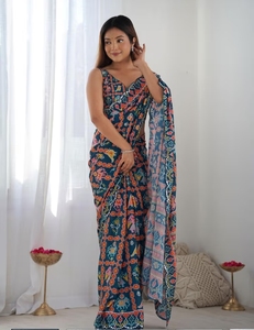 Sari traditionnel KV en rayonne bleu marine imprimé, infroissable et à séchage rapide, pour occasions de fête, avec chemisier non cousu pour femme - Product Image 1
