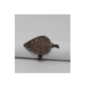 Anneau de serviette en aluminium bronze à motif feuille unique personnalisé, finition moderne, durable, écologique, en stock, pour décoration de table de mariage - Product Image 2