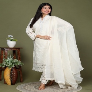 Conjunto de Kurta Tradicional de Algodón Blanco Elegante para Mujer NIYANI, con Bordado Schiffli y Detalles de Encaje en la Dupatta, Estilo Étnico para Bodas y Diwali - Product Image 2