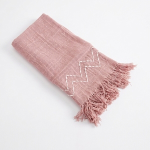 Plaid décoratif léger en tissu doux tissé rose à motif zigzag, pour canapé et lit, idéal comme écharpe ou châle, textile de maison - Product Image 1