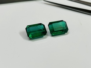 Paire de pierres d'émeraude zambienne naturelle de 20 carats, taille émeraude, couleur vert vif, qualité supérieure, certifiées IGI, Sadiya International - Product Image 2