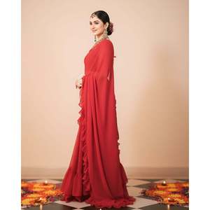 Sari en mousseline de soie rouge rosé Royale avec silhouette en A et drapé à la taille naturelle - Product Image 3