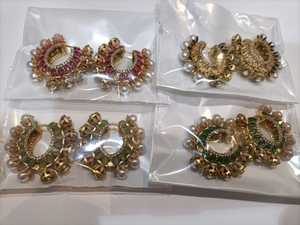 Boucles d'oreilles en moissanite et kundan, finition or de qualité supérieure, style minimaliste, pour les occasions festives, conviennent aux tenues ethniques et occidentales. - Product Image 3