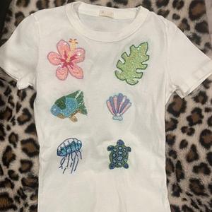 Camiseta de algodón acanalado blanco de primera calidad con apliques artesanales de vida marina tropical y flores para mujer, ropa de boutique. - Product Image 1