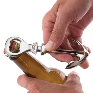 Abridor de botellas plateado con forma de ancla, hecho de metal duradero, perfecto para cocinas costeras, bares, fiestas en la playa y bodas. - Product Image 6