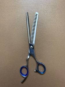 Tijeras de Adelgazamiento de Cabello de Acero Inoxidable Estilo Clásico con Mangos Azules, Hoja Ancha Recta y Punta Ciega, para Diestros - Product Image 3