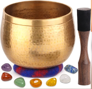 Bol chantant en or gravé avec l'arbre de vie, accompagné d'un coussin en brocart bleu et d'un batteur en bois, disponible à prix de gros. - Product Image 2