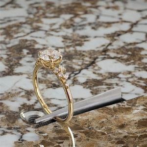 Anillo de compromiso de moissanita redonda |   Anillo de Compromiso Único con Diamantes en Racimo de 6 Puntas Snowdrift | - Product Image 3