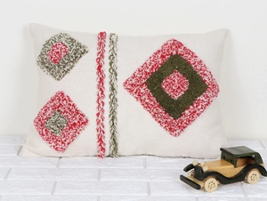 Housse de coussin décorative carrée en coton 100% avec fermeture éclair, imprimé texturé bohème ivoire et rouge à franges - Product Image 1