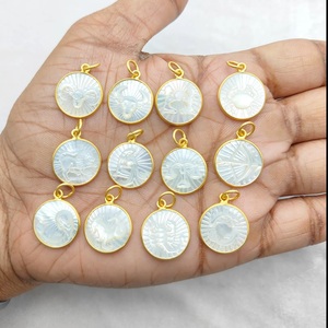 Colgantes de Plata de Ley al por Mayor con Perlas Madre, Baño de Oro y Bisel, con Diseños Tallados de los 12 Signos del Zodíaco - Product Image 2