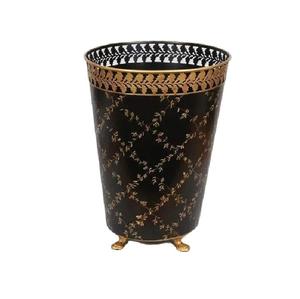 Contenedor de basura con revestimiento negro de calidad garantizada y diseño elegante, lo que lo hace adecuado tanto para aplicaciones en interiores como en exteriores. - Product Image 1