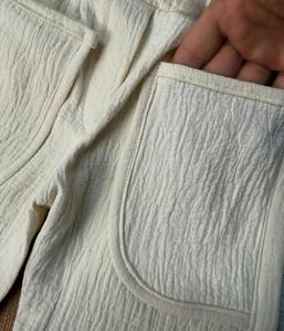 Conjunto coordinado de algodón muselina orgánico premium para niños, camisa y pantalones cortos de doble gasa en verde salvia. - Product Image 5