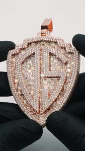 สร้อยคอฮิปฮอปหรูหราสำหรับผู้ชาย ประดับเพชรโมอิสซาไนต์ พร้อมจี้โลโก้รูปโล่ห์ชุบทองคำชมพู เงินแท้ 925 ได้รับการรับรองจาก GRA - Product Image 2