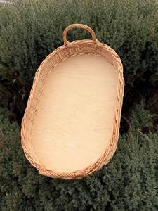 Plateau de service minimaliste en bois et rotin, parfait pour organiser le comptoir de cuisine et servir des fruits sur la table à manger - Product Image 3