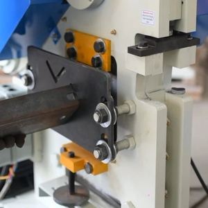 Máquina Punzonadora, Cortadora y Entalladora Hidráulica para Trabajos de Hierro, Equipo de Fabricación de Metal de Uso Pesado Semiautomático Industrial - Product Image 4