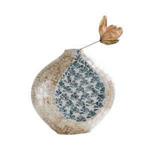 Vase rond artisanal en nacre avec glaçure craquelée et motif éventail bleu pour présentation florale sur table - Product Image 5