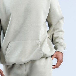 Ensemble de survêtement pour homme en molleton de coton, personnalisé avec broderie et détails couleur pierre, comprenant un sweat à capuche et un pantalon de jogging à revers. Vente en gros. - Product Image 3