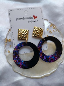 Boucles d'oreilles créoles en résine faites à la main avec breloque carrée dorée, motif noir et multicolore moucheté, bijoux tendance - Product Image 2