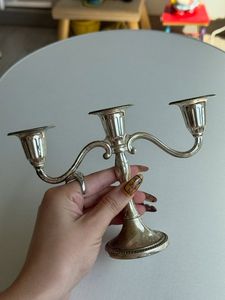 เชิงเทียนโลหะสามแขนพร้อมที่วางเทียนทรงกระบอกสำหรับตกแต่งบ้าน - Product Image 1