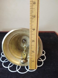 Campana de mano de latón de calidad con mango de madera para llamadas de recepción, rituales domésticos y sonido nítido. Campanas de mano de latón de marca. - Product Image 2