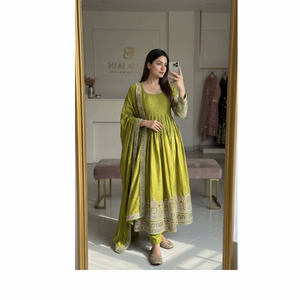Vestido de lujo de seda Chinon con bordado elaborado y parte inferior con lentejuelas y dupatta a juego para mujer. - Product Image 3