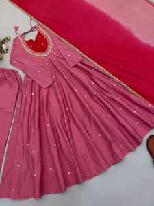 Conjunto de Salwar de Seda Romana Rosa de Excelente Calidad para Mujer con Dupatta Roja para Bodas y Fiestas Tradicionales Indias y Pakistaníes - Product Image 5