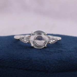 Anillo de Compromiso de Tres Piedras Creadas en Laboratorio, Anillo de Diamantes de Corte Redondo, Anillo de Boda de Oro de 14K con Múltiples Piedras para Ella - Product Image 1