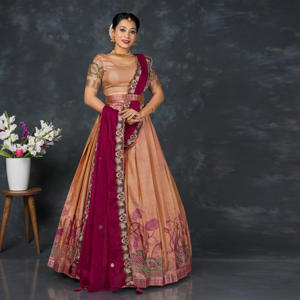 Lehenga Choli en Soie Banarasi Traditionnel pour Mariage et Bal de Promo, Longueur Ras du Sol, Tissage Floral Intriqué, Élégant, Coupe Évasée, Blouse Ornée - Product Image 2