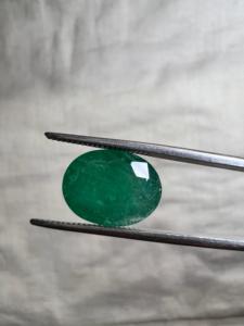 Émeraude naturelle de Zambie de 5,25 carats, taille ovale, pierre précieuse verte en vrac pour la fabrication de bijoux, vente en gros - Product Image 1