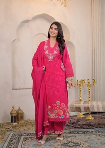 Ensemble de costume en coton bleu ciel premium 60x60 avec imprimé numérique, col orné, pantalon assorti et dupatta imprimé pour femmes - Product Image 3