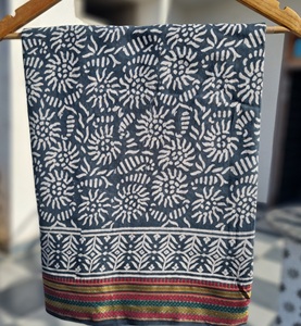 Paréo en coton imprimé à la main avec bordure Zari, motif floral, léger, style bohème, pour la plage, écharpe d'été indienne - Product Image 2