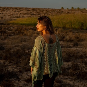 Poncho Boho con Flecos en Estilo Tejido Tribal, Camisa Ligera para Festivales y Playa, Ideal para Conjuntos Bohemios de Verano - Product Image 3