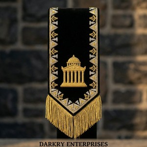 Echarpe Masónica Bordada a Mano con Hilo de Oro y Plata, Diseño Templario, Terciopelo Negro, Regalia Personalizada con Flecos - Product Image 1
