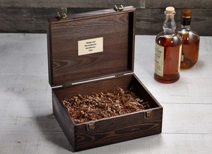 Boîte cadeau en bois gravée personnalisée avec motif lettre, style rustique, écologique et durable, souvenir pour cadeaux de témoin de mariage - Product Image 5