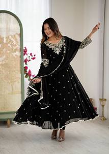Vestido Anarkali Artesanal Bordado con Secuencia de Arcoíris, con Parte Inferior y Estola a Juego - Product Image 5