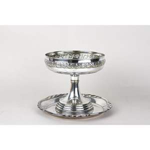 ชามเสิร์ฟช็อกโกแลตทรงคลาสสิกสีเงินพร้อมฐานตกแต่งอย่างสวยงาม สำหรับเสิร์ฟขนมแบบดั้งเดิมอย่างมีระดับ - Product Image 1