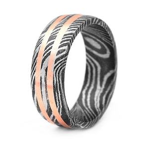 Anillo de compromiso de boda de acero de Damasco personalizado unisex banda fabricada directamente hoja de acero inoxidable mango de madera soporte OEM - Product Image 1