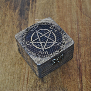 Caja de madera de pino Vegvisir grabada a mano para fanáticos vikingos para anillos de boda pequeños runas regalo de joyería religiosa personalizada - Product Image 4