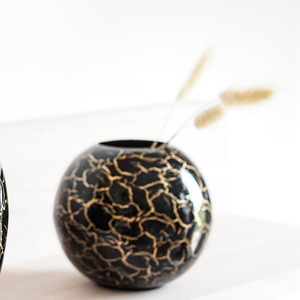 Jarrón globo negro de diseño de lujo con patrón de craquelado dorado, moderno jarrón de metal para flores, decoración de mesa, elegante jarrón redondo para capullos. - Product Image 4