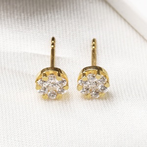 Boucles d'oreilles clous en or jaune massif 18 carats avec diamants naturels ronds sertis en grappe, bijoux fins Memoria Jewels, vente en gros - Product Image 1