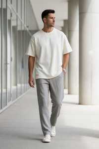 Conjunto de Ropa Casual de Invierno para Hombre: Camiseta Blanca de Cuello Redondo con Parche de Logotipo Frontal y Pantalones Grises de Punto de Forro Polar Liso - Product Image 4