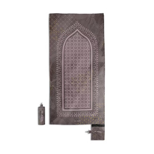 Tapis de prière portable de luxe léger et imperméable, tapis islamique de poche imprimé, tapis musulman avec sac de rangement - Product Image 1