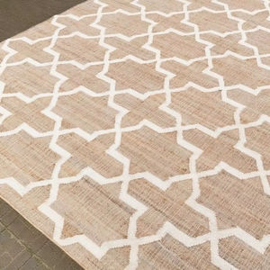 Tapis Kilim en jute tissé à la main, moderne et écologique, brun terreux naturel avec motif abstrait blanc |   Tapis pour la maison et le salon - Product Image 6