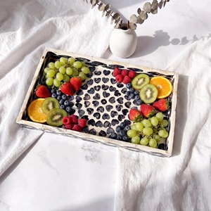 Bandeja rectangular de nácar con incrustaciones de mosaico, lados elevados y asas integradas para decoración del hogar, con diseño geométrico cuadrado. - Product Image 6