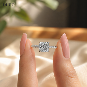 Bague de fiançailles en diamant taille princesse, argent sterling 925, cadeau de la Saint-Valentin, bague élégante en moissanite - Product Image 1