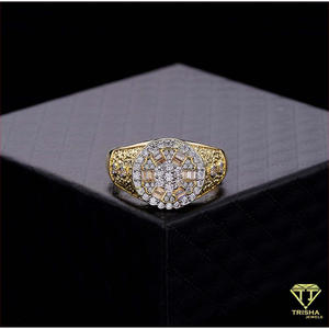 Bague classique en moissanite ronde, sertie de diamants, en argent sterling 925, style doré, pour la vente en gros de bijoux - Product Image 3